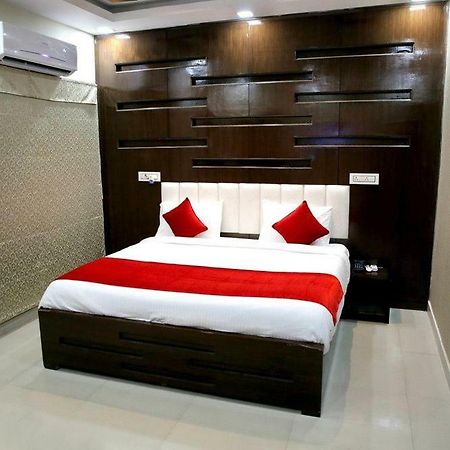 Hotel Eurasia Zirakpur Esterno foto