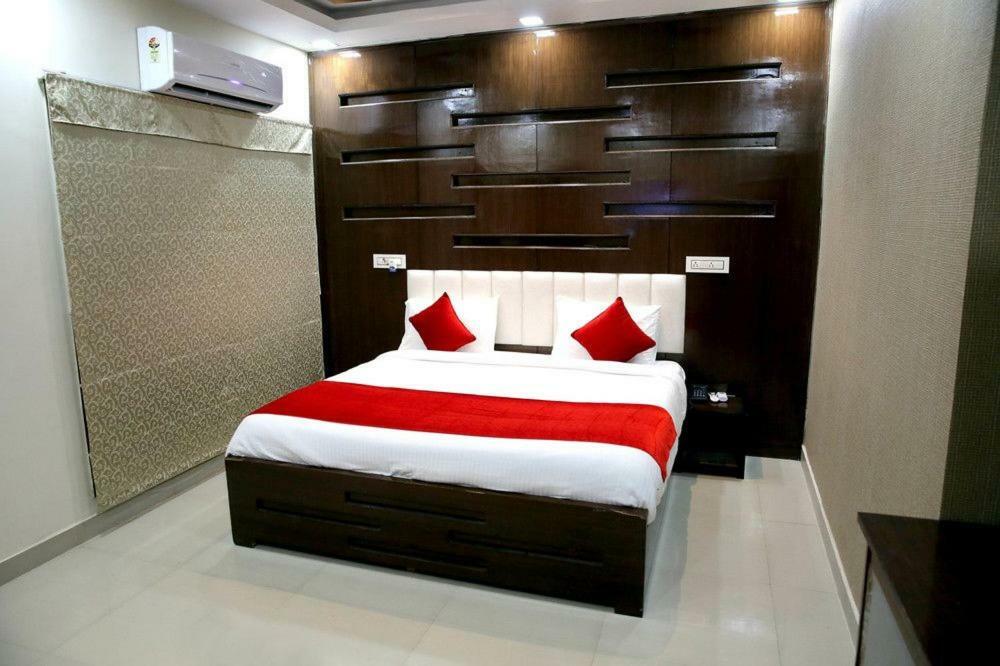 Hotel Eurasia Zirakpur Esterno foto